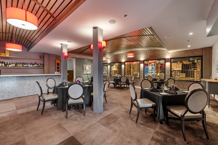 More Photos Of 655 2nd Ave S, Saint Petersburg Restaurant For Sale