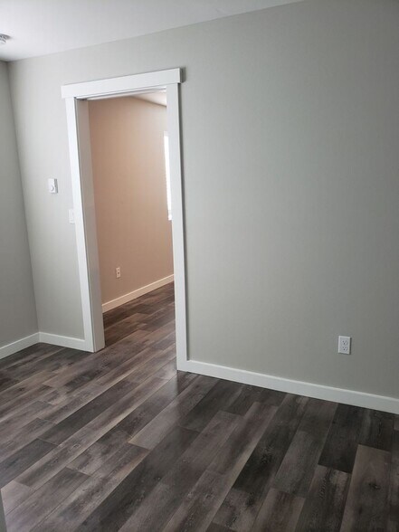 More Photos Of 612 NE Santiam Blvd, Mill City Multifamily For Sale