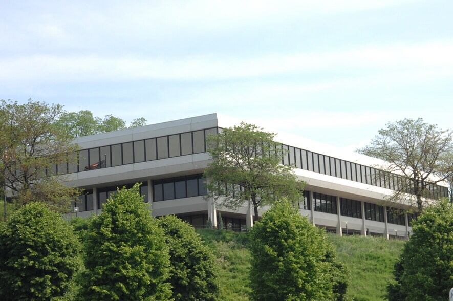 Primary Photo Of 400 Holiday Dr, Pittsburgh Office For Sale