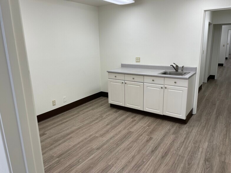More Photos Of 11070 Fleetwood St, Sun Valley Warehouse For Lease