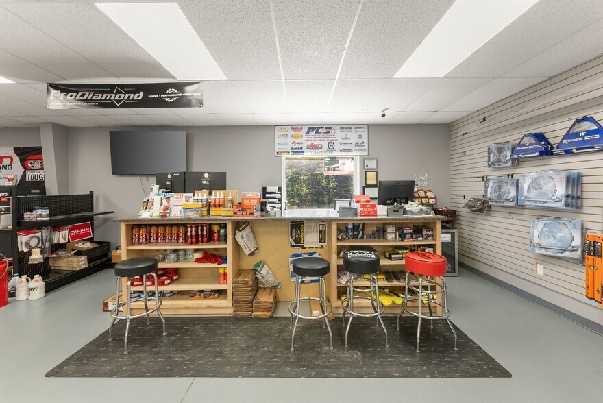 More Photos Of 3917 Old Flowery Branch Rd, Oakwood Flex For Lease
