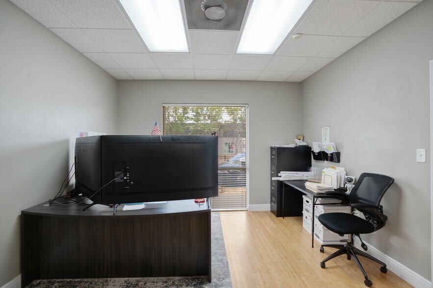 More Photos Of 1882 Porter Lake Dr, Sarasota Light Manufacturing For Sale