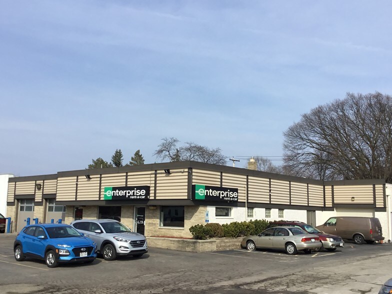 More Photos Of 4040 N 128th St, Brookfield Showroom For Sale