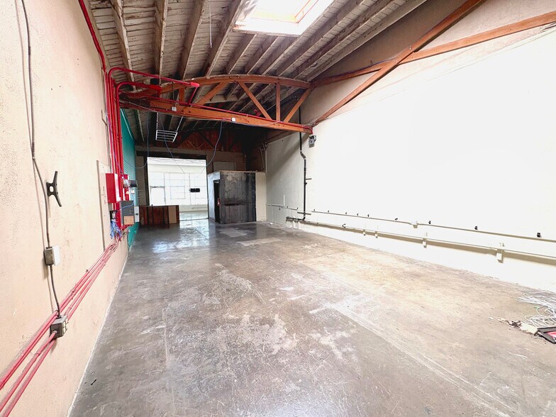 More Photos Of 2315-2319 E 8th St, Los Angeles Warehouse For Lease