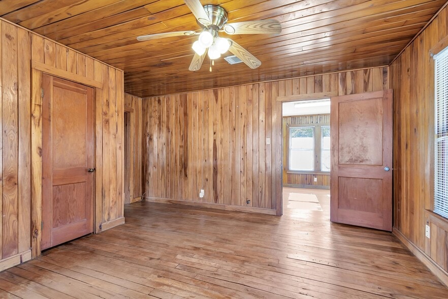 More Photos Of 207 W Montgomery St, Willis Office For Lease