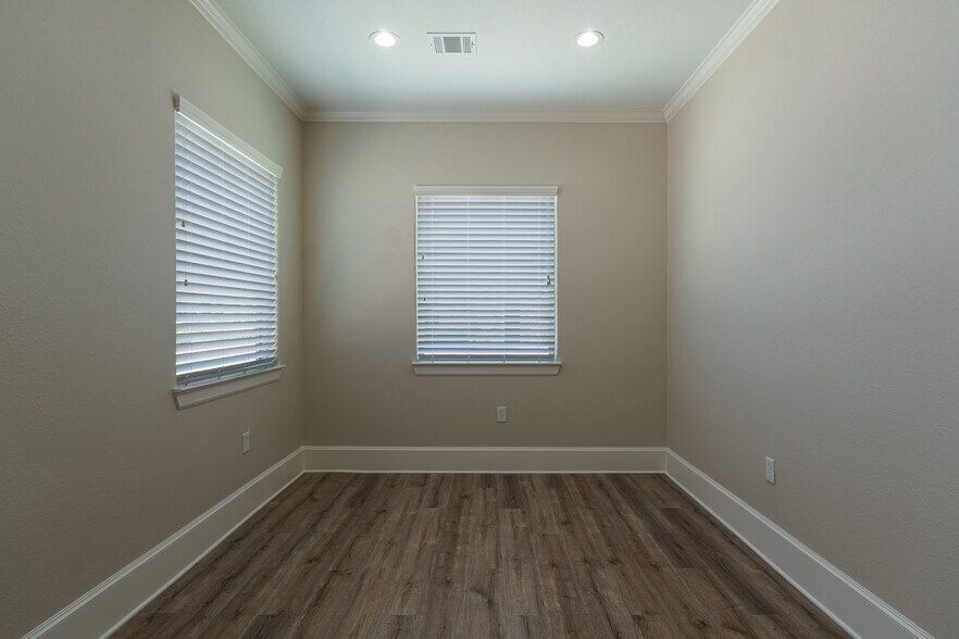 More Photos Of 19539 Champion Forest Dr, Spring Medical For Sale