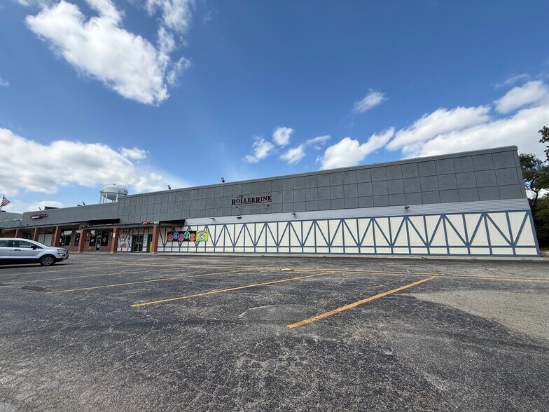 Primary Photo Of Seymour Ave, Mundelein Department Store For Lease