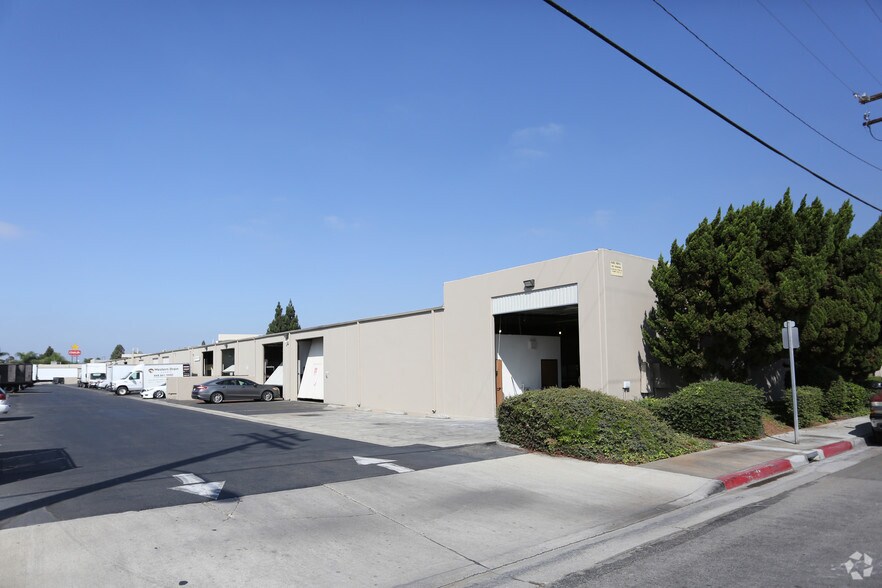 More Photos Of 3170-3198 E La Palma Ave, Anaheim Showroom For Lease