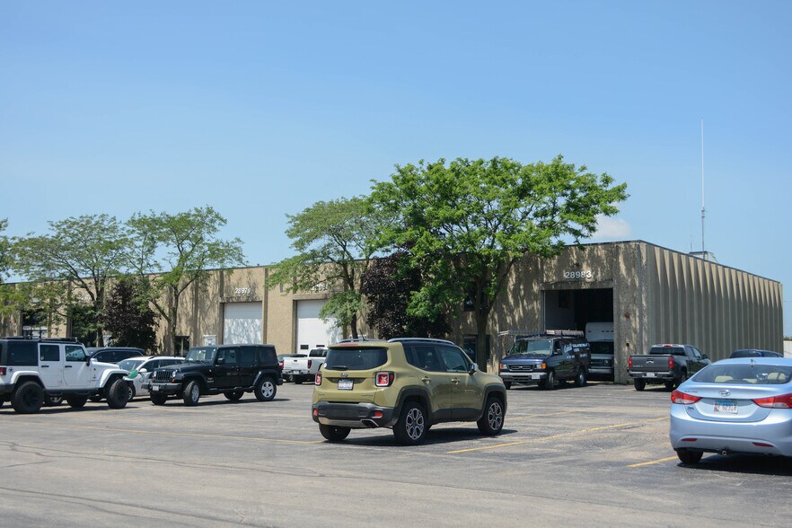 More Photos Of 28913 N Herky Dr, Lake Bluff Warehouse For Lease