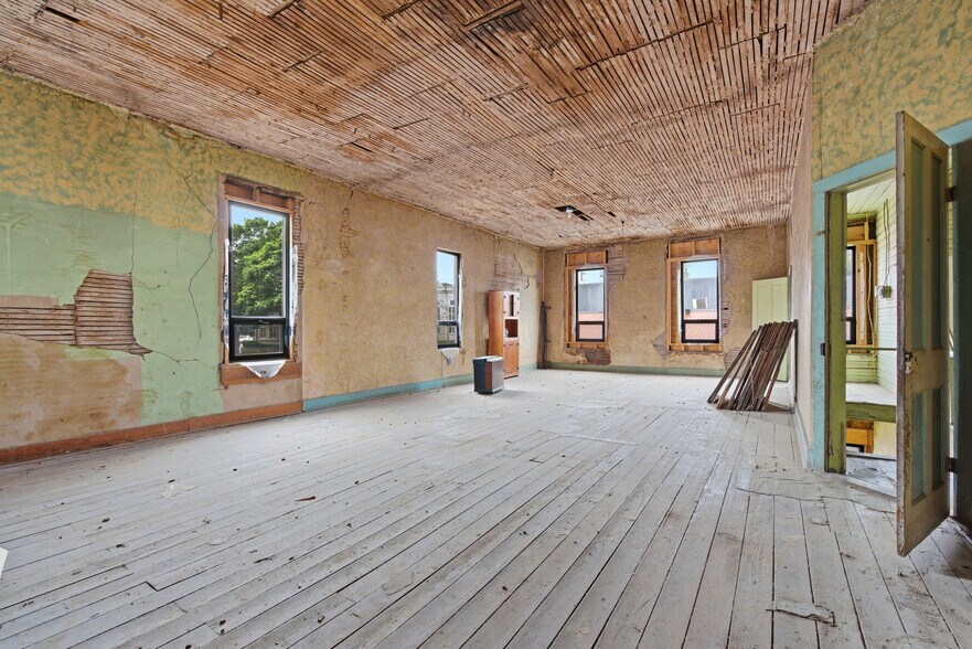 More Photos Of 805 Main St, Cassville General Retail For Sale