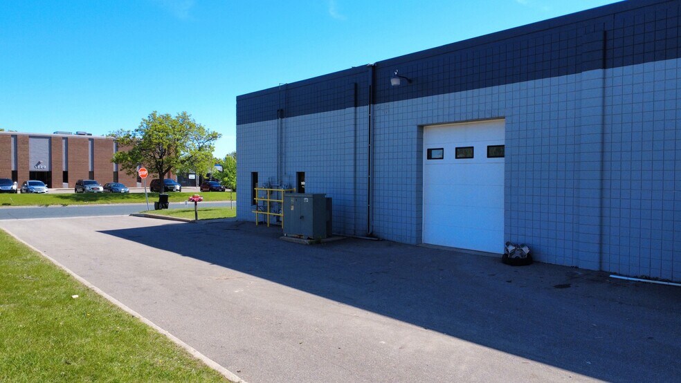 More Photos Of 1331-1333 Larc Industrial Blvd, Burnsville Warehouse For Lease