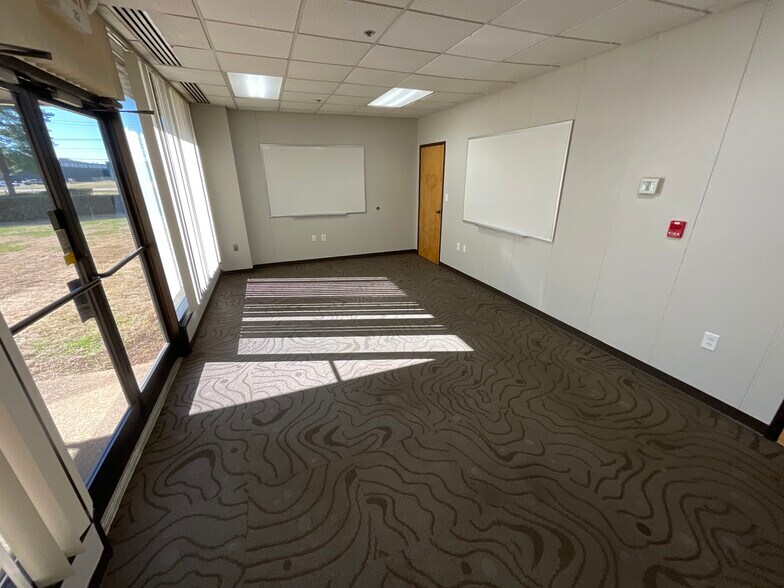 More Photos Of 5501 Island River Dr, Knoxville Light Distribution For Lease