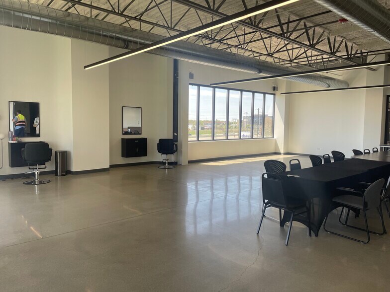 More Photos Of 2400 W Central Rd, Hoffman Estates Warehouse For Lease