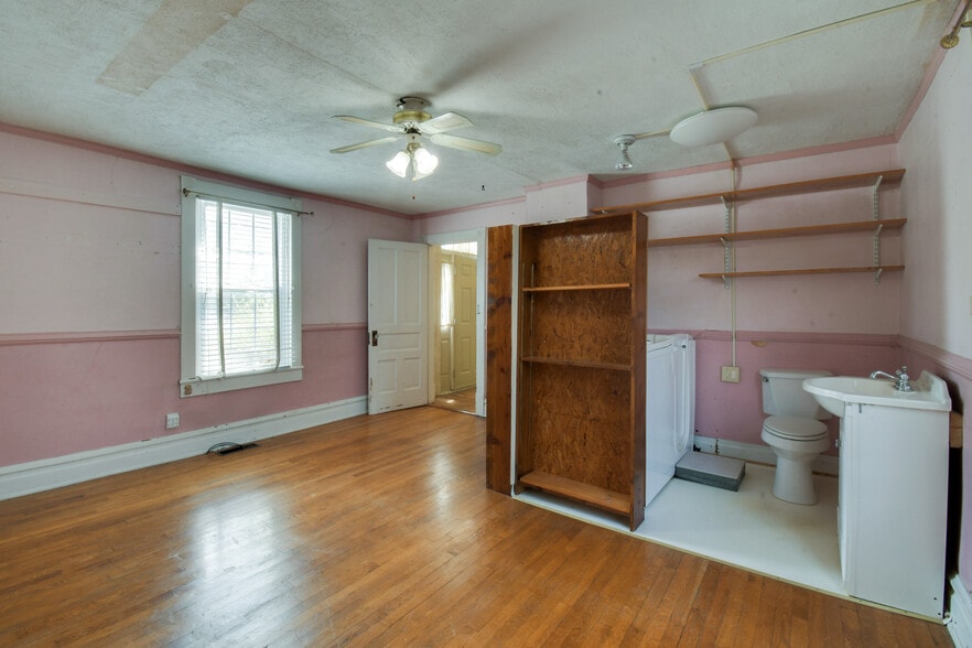 More Photos Of 35 Tinkling Spring Rd, Fishersville Showroom For Sale