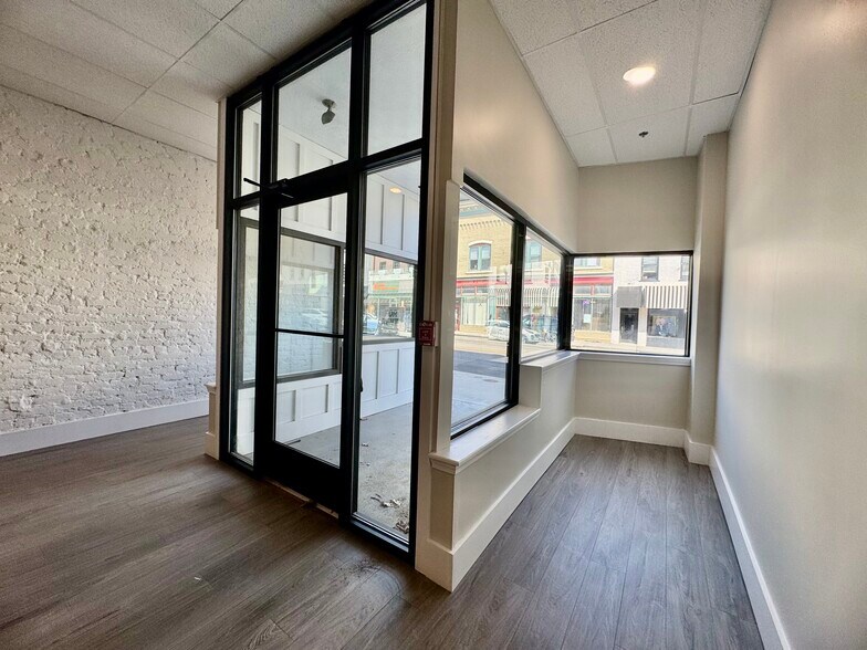 More Photos Of 1143 E Main St, Radford Flex For Lease