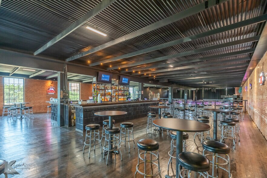 More Photos Of 141 Oak St, Abilene Storefront Retail Office For Sale