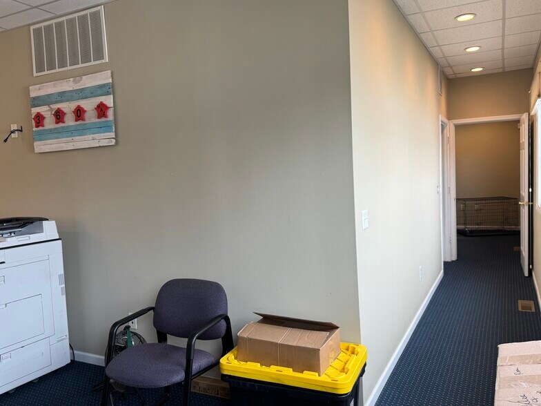 More Photos Of 4 Bonnie Ln, Yorkville Office For Sale