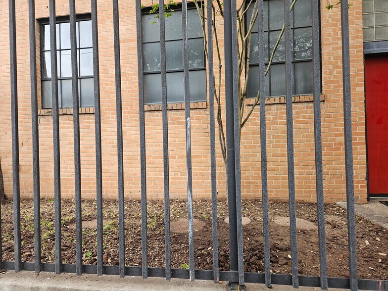 More Photos Of 3116 Commerce St, Dallas Office For Lease