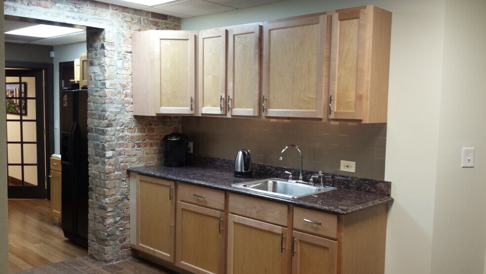 More Photos Of 4042-4044 N Elston Ave, Chicago Storefront Retail Office For Lease