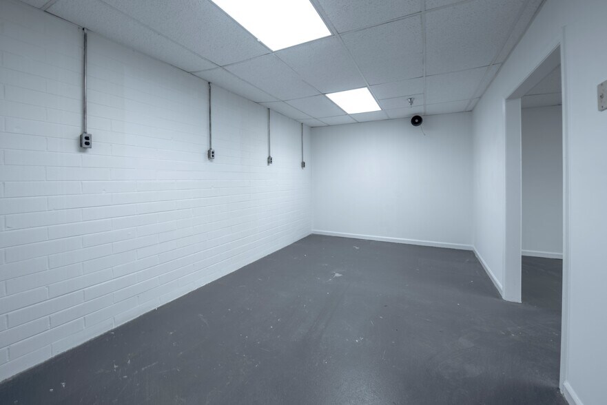 More Photos Of 1700 Overhead Bridge Rd NE, Cleveland Warehouse For Lease