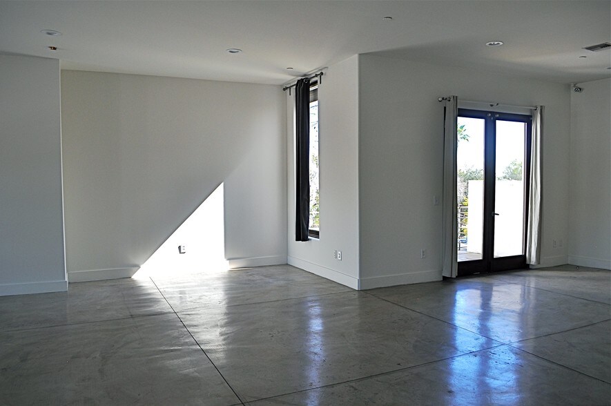 More Photos Of 7494 Santa Monica Blvd, West Hollywood Office For Lease
