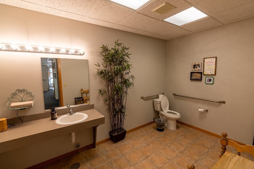 More Photos Of 833 E 16th St, Holland Bank For Lease