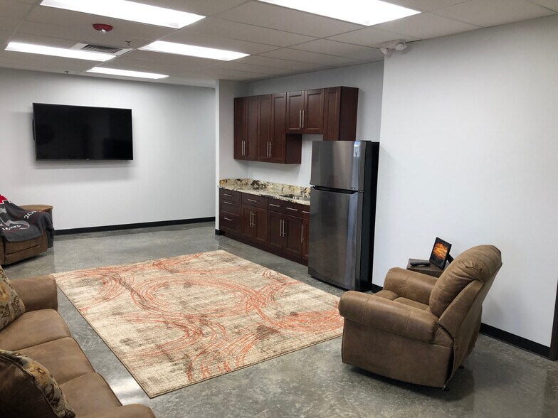 More Photos Of 1567 Vista View Dr, Longmont Showroom For Sale