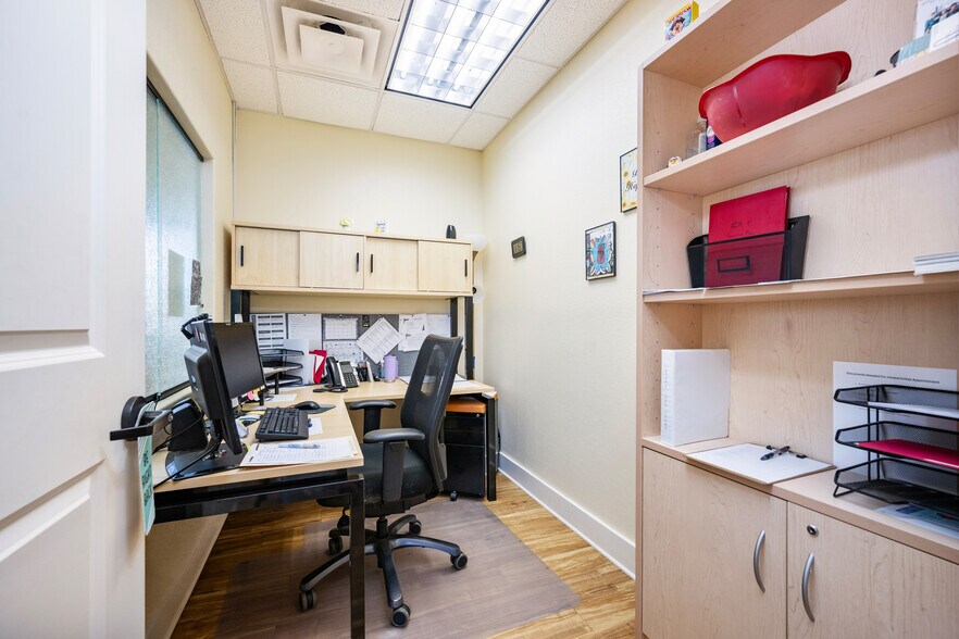 More Photos Of 140 Paloma Dr, Floresville Office For Sale