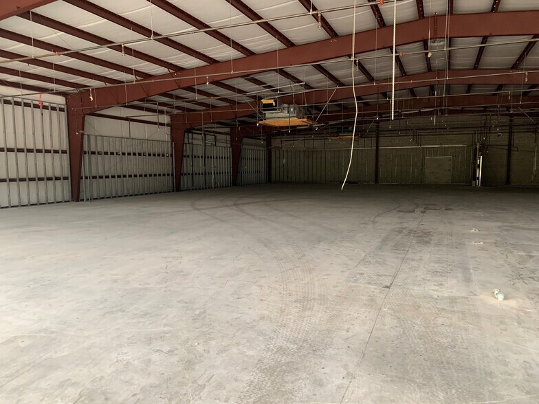 More Photos Of 5457 W Davis St, Conroe Unknown For Lease