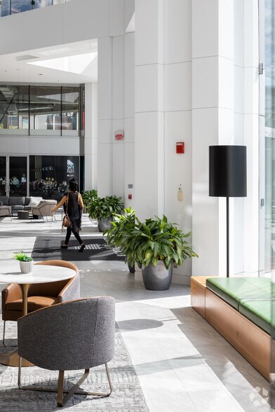 More Photos Of 250 W Pratt St, Baltimore Office For Lease