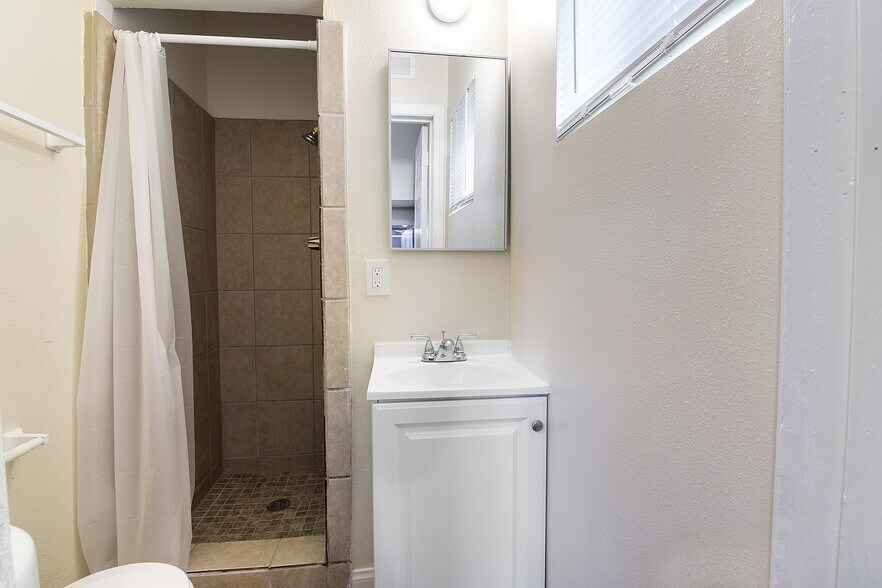 More Photos Of 1930 S Oxford Ave, Los Angeles Apartments For Sale