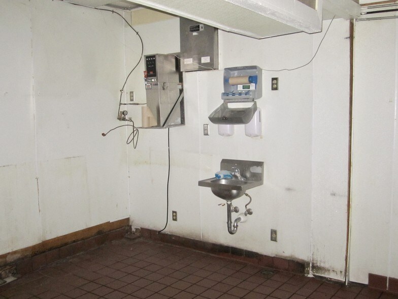 More Photos Of 1060 Madison Ave, Mankato Fast Food For Lease