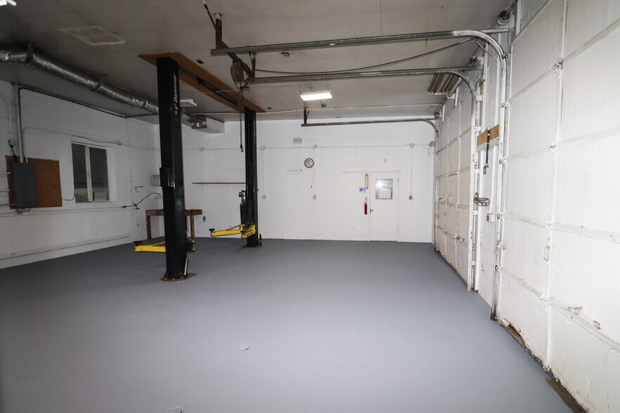 More Photos Of 2600 W Lynchburg Salem Tpke, Bedford Flex For Lease