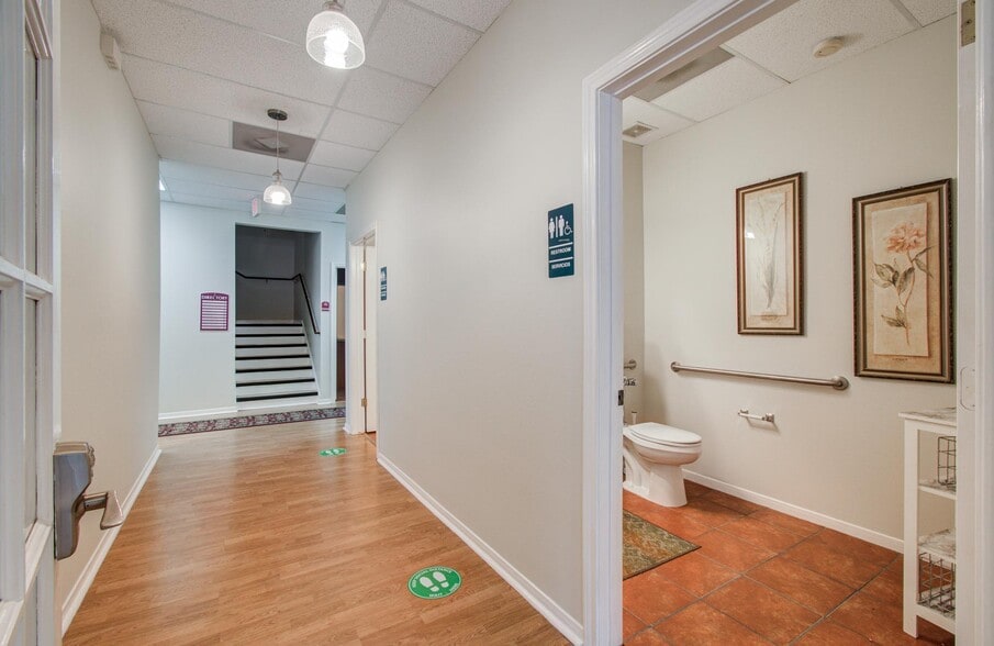 More Photos Of 11201 Steeplepark Dr, Houston Office Residential For Sale
