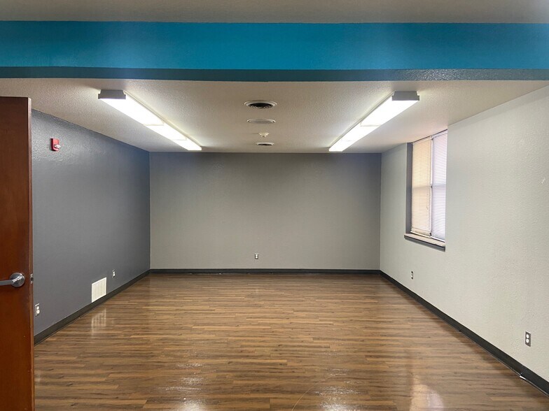 More Photos Of 817 Elks Blvd, Ardmore Office For Sale