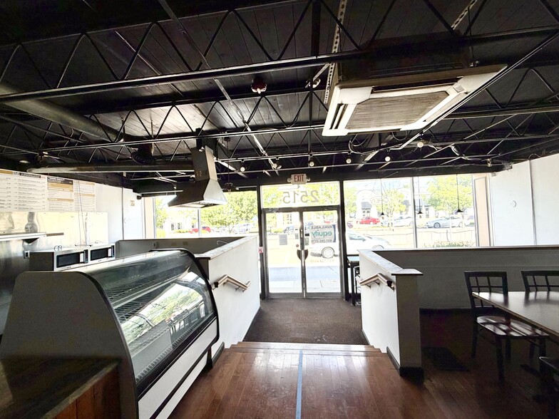 More Photos Of 2515 Far Hills Ave, Oakwood Restaurant For Lease