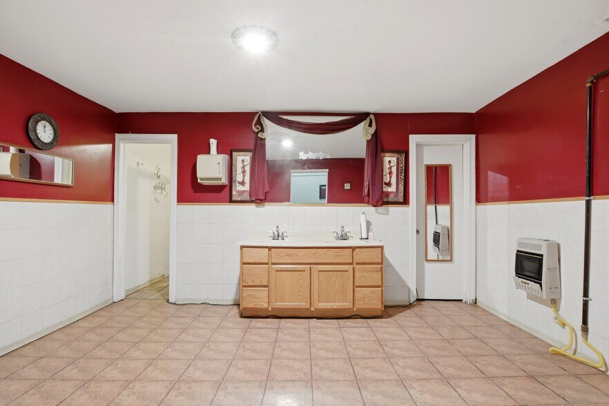 More Photos Of 1505 W 63rd St, Chicago General Retail For Lease
