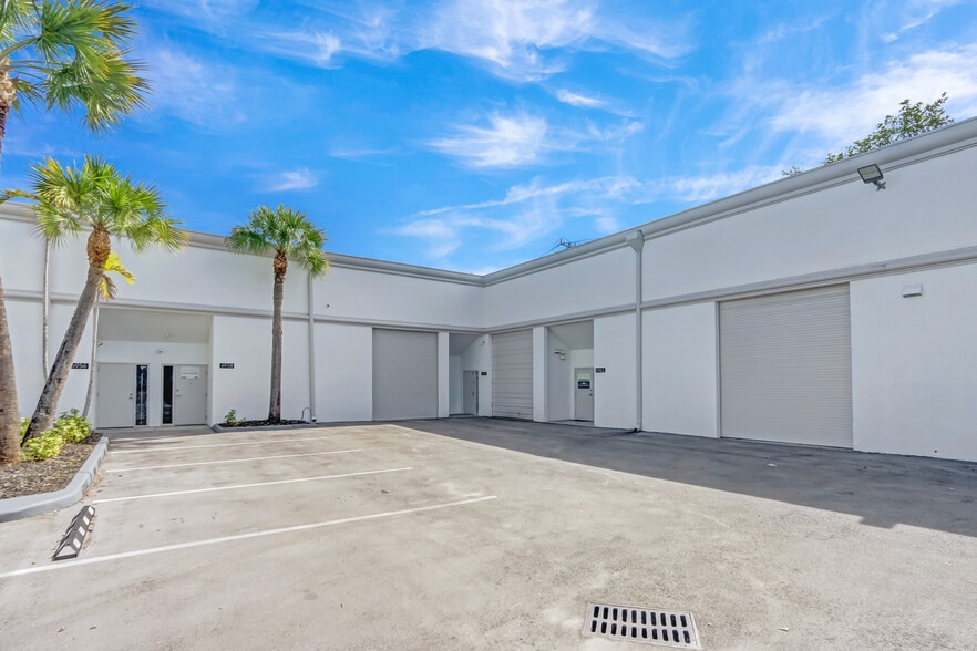 Primary Photo Of 6950-6964 SW 47th St, Miami Research And Development For Lease