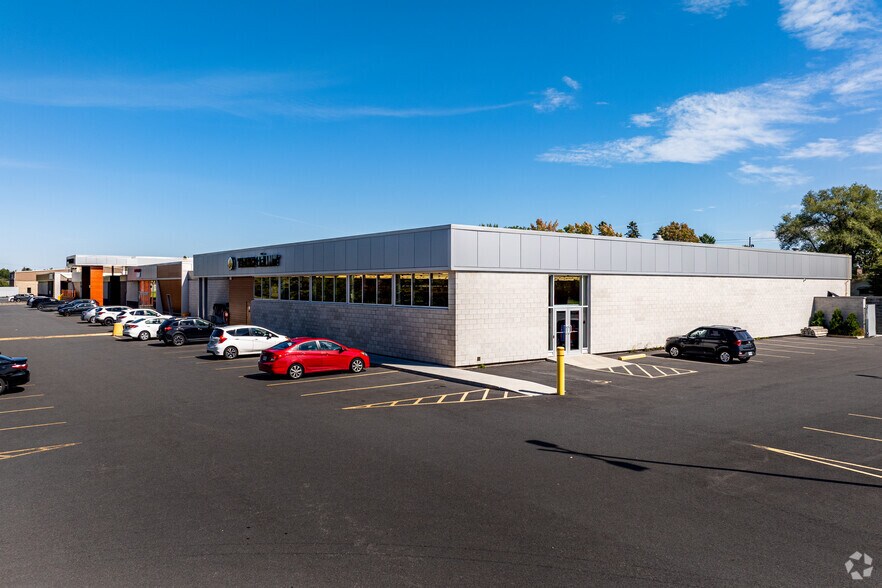 More Photos Of 270-280 Boul Du Fort-Saint-Louis, Boucherville Storefront For Lease