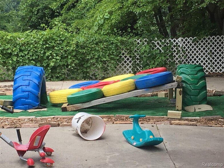 More Photos Of 4430 Elizabeth Lake Rd, Waterford Daycare Center For Sale