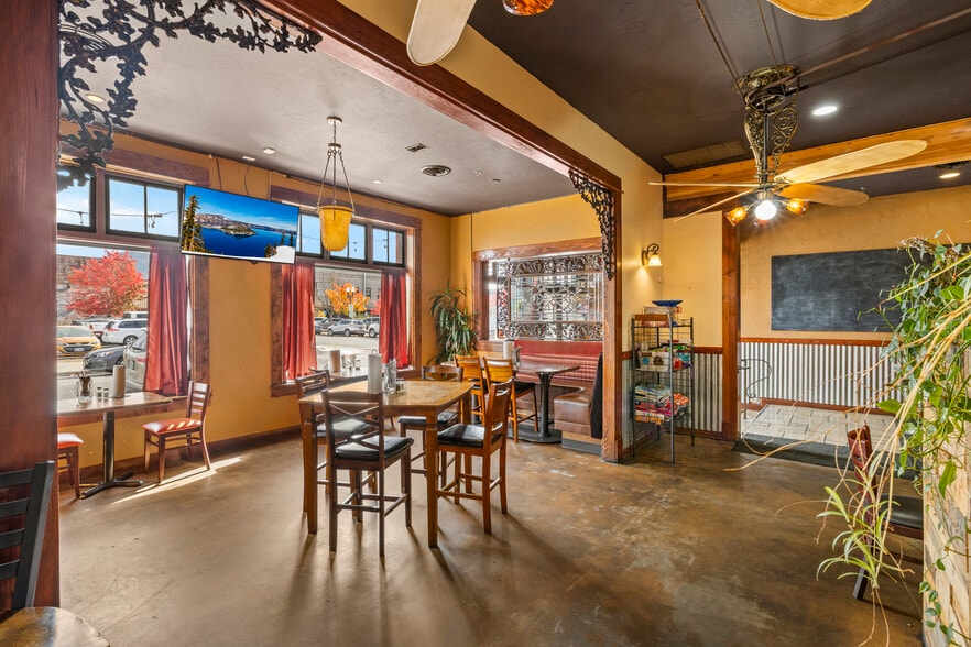 More Photos Of 234 SW 5th St, Grants Pass Restaurant For Sale