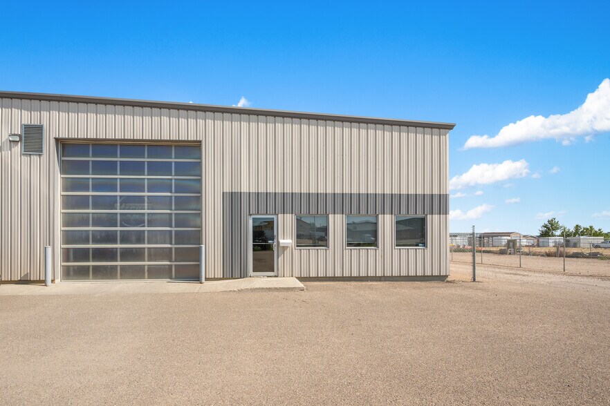 More Photos Of 4807 40 Av, Lloydminster Warehouse For Lease
