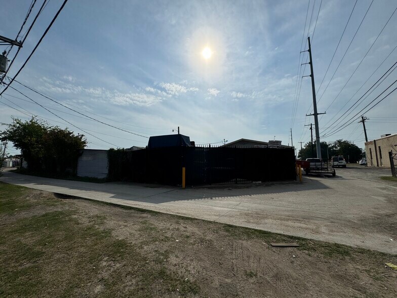 More Photos Of 250 Lavon Dr, Garland Industrial For Sale