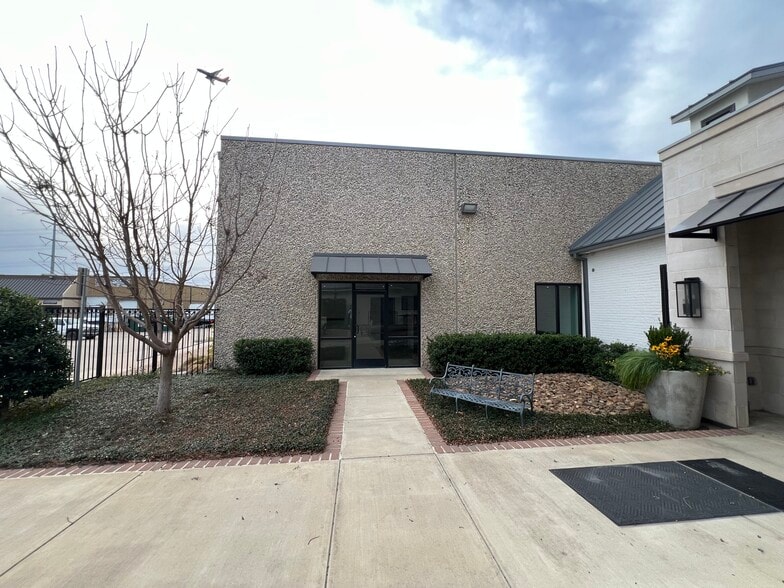 More Photos Of 10939 Shady Trl, Dallas Distribution For Lease