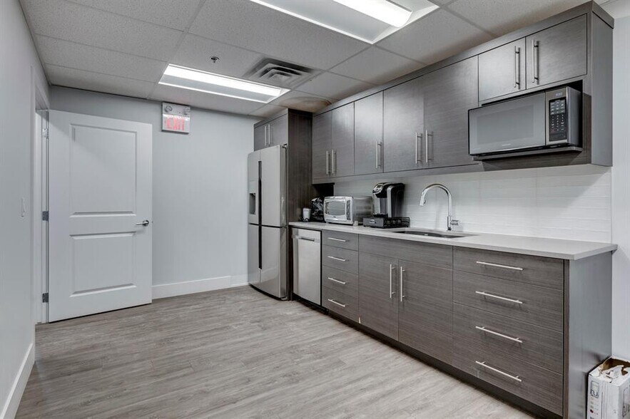 More Photos Of 2903 Kingsview Blvd SE, Airdrie Showroom For Sale