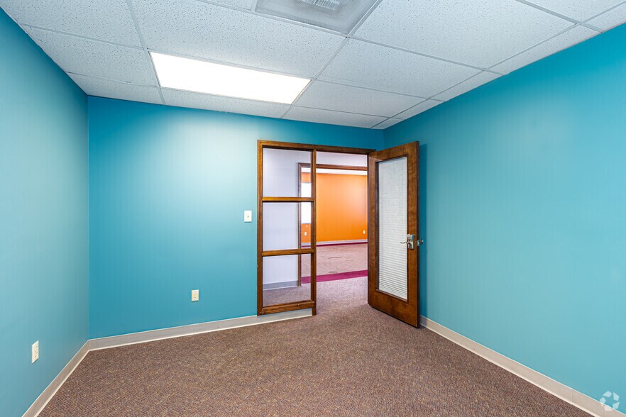 More Photos Of 3737 S Elizabeth St, Independence Office For Lease