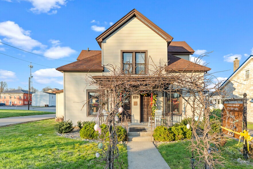 Primary Photo Of 223 Helm St, Elizabethtown General Retail For Sale