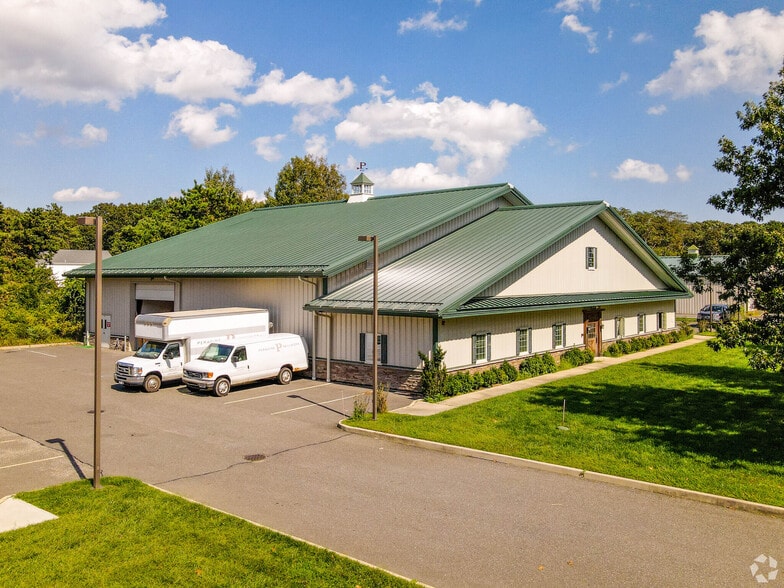 More Photos Of 2 Windmere Ct, Speonk Warehouse For Lease