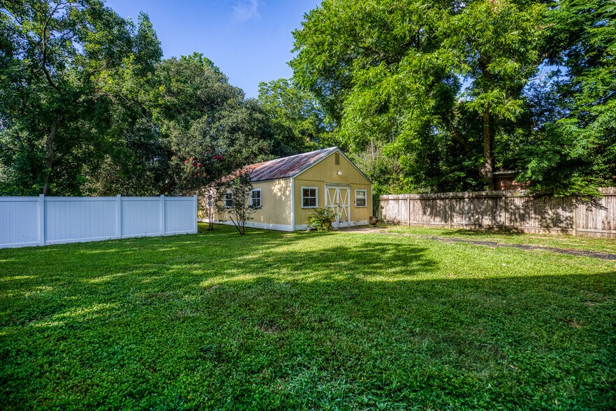 More Photos Of 1600 S Day St, Brenham Medical For Sale