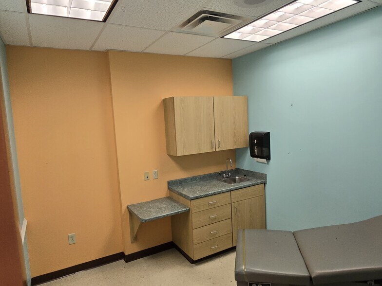 More Photos Of 1318 Euclid Ave, Bristol Freestanding For Lease